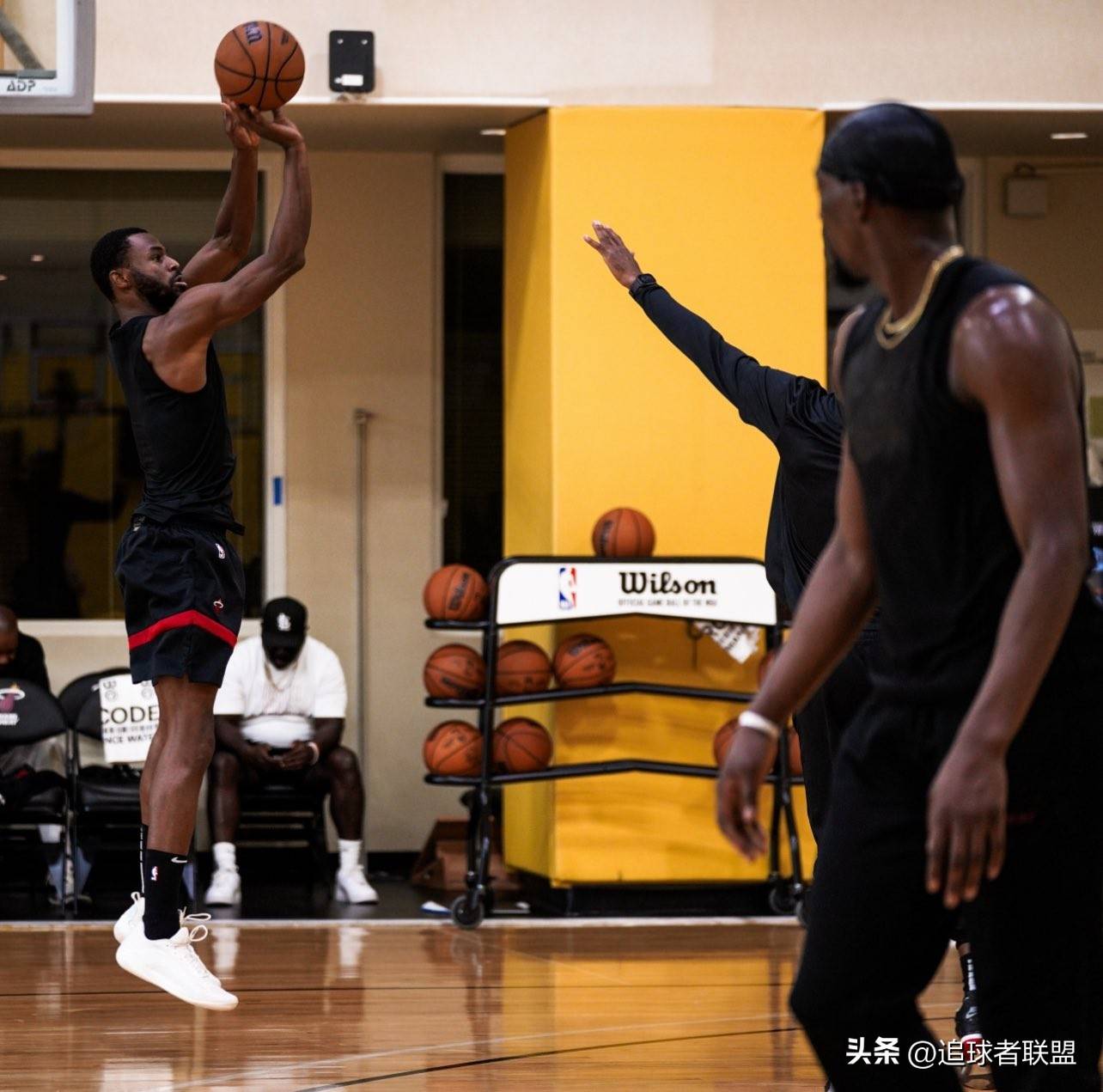 共同构成了, 而画面中央 共同构成了, 而画面中央